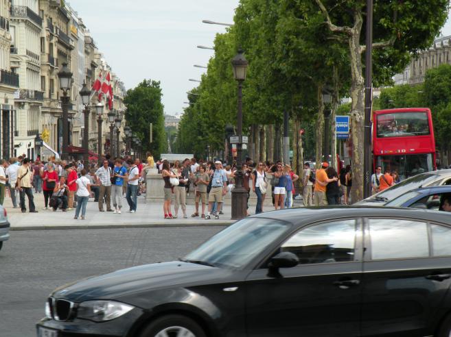  foule sur les Champs Elysées